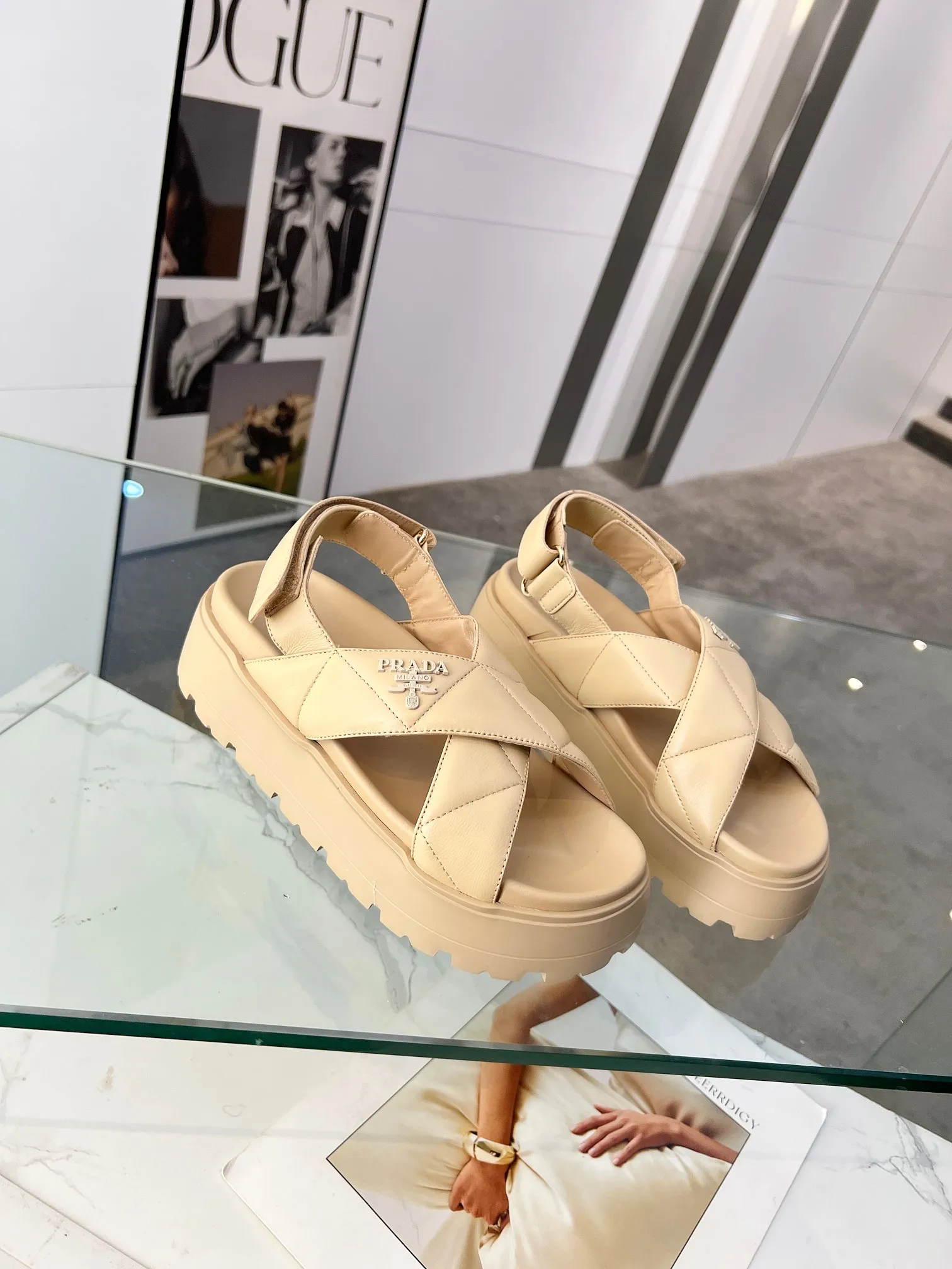 👟👟Ex-factory price 460👟👟 PRADA 2025 vs spring and summer popular sandals series... [Thick-soled double-button sandals] Original 1:1 customization, this year's most fashionable and popular retro British style, simple and elegant, all styles are good-looking, platform thick soles make you slimmer and taller, very comfortable, fashionable and versatile... Many Internet celebrities are on their feet. These platform round-toe thick-soled shoes are very popular this year. They can be worn (increased) for both leisure and leisure. ❶Material: Customized imported calf leather ❷Inner: Customized imported sheepskin ❸Outsole: Original molded ultra-light outsole ❹Sole thickness: 5.5cm ❺Number of yards: 35-40 ❻Packaging: Original full set of packaging ☀Color: Official website updated simultaneously